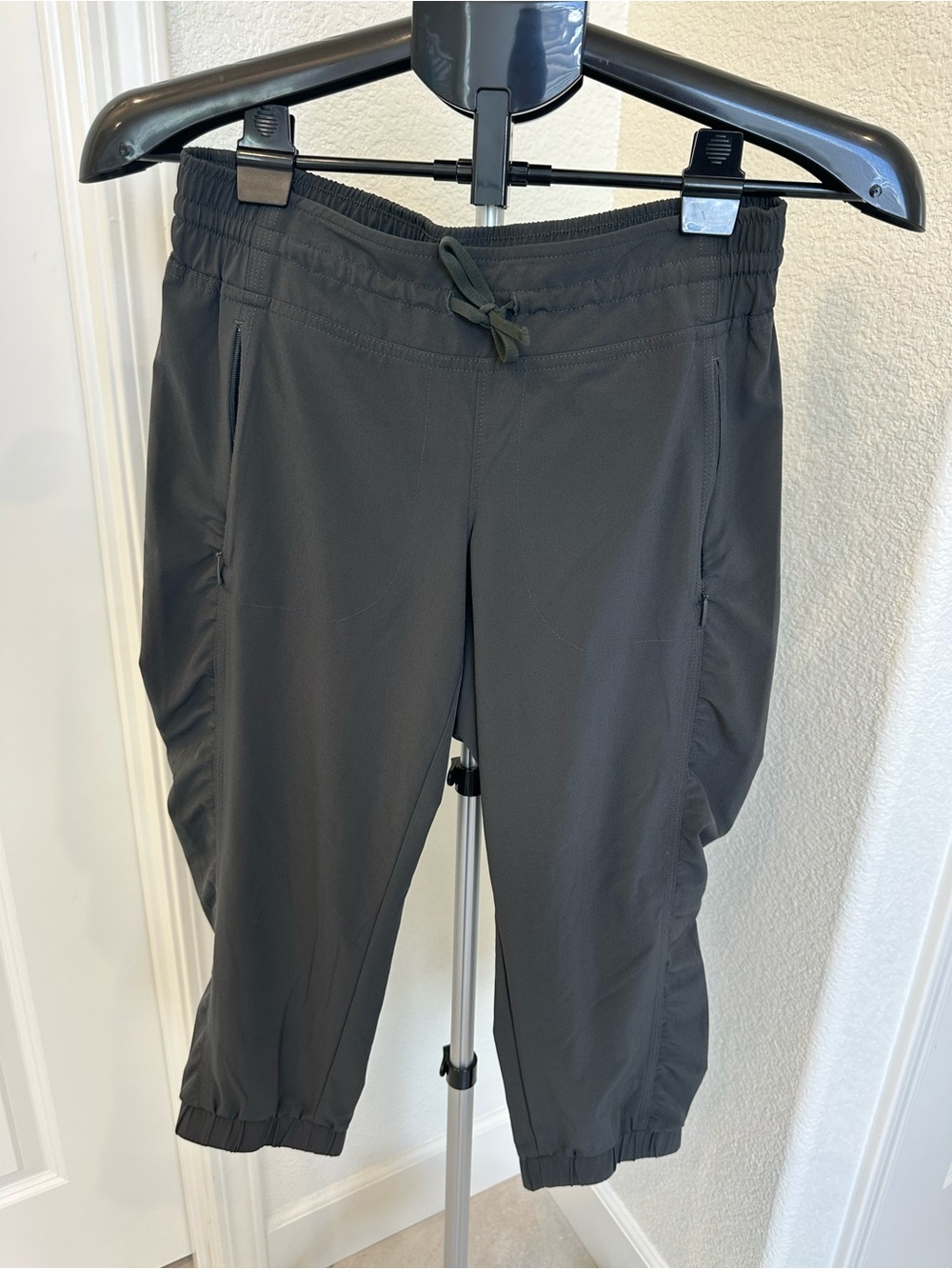 EUC Women’s Athleta La Viva Capri in Black Olive size 2P